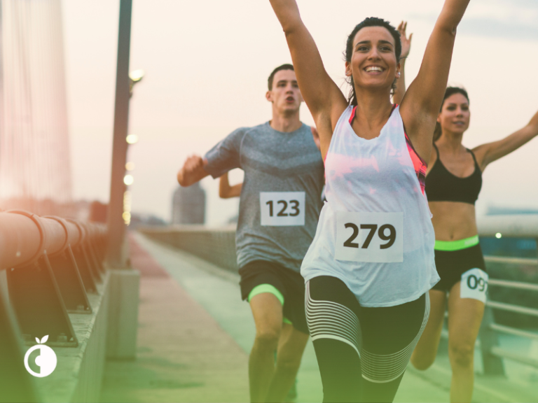 Foto muestra a una maratonista en un puente corriendo adelante de otros dos